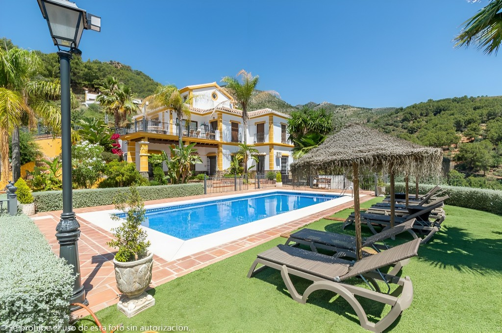 Amazing country house with private tennis court at Alozaina